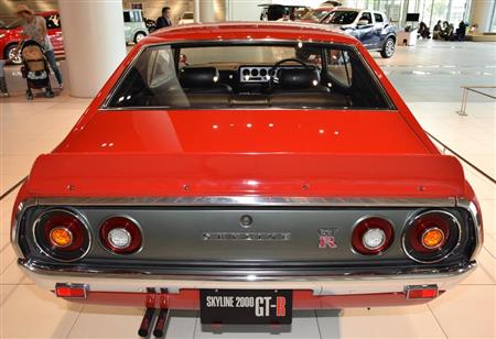２代目スカイライン２０００ＧＴ－Ｒ（通称ケンメリ）。「ＧＴ－Ｒ」のエンブレムが光る＝日産グローバル本社ギャラリー
