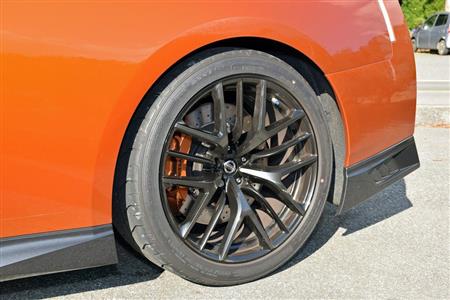 大径２０インチのランフラットタイヤを履いている。ブレーキはブレンボ製