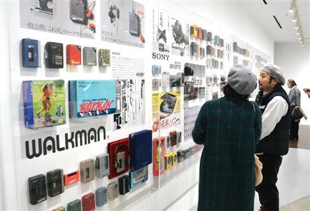 東京・銀座のソニービルで開かれている歴代商品の展示会＝１１月