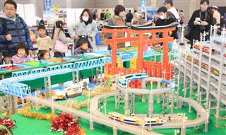 子供たちの人気を集めた「プラレール」の巨大な展示＝福井県敦賀市のきらめきみなと館