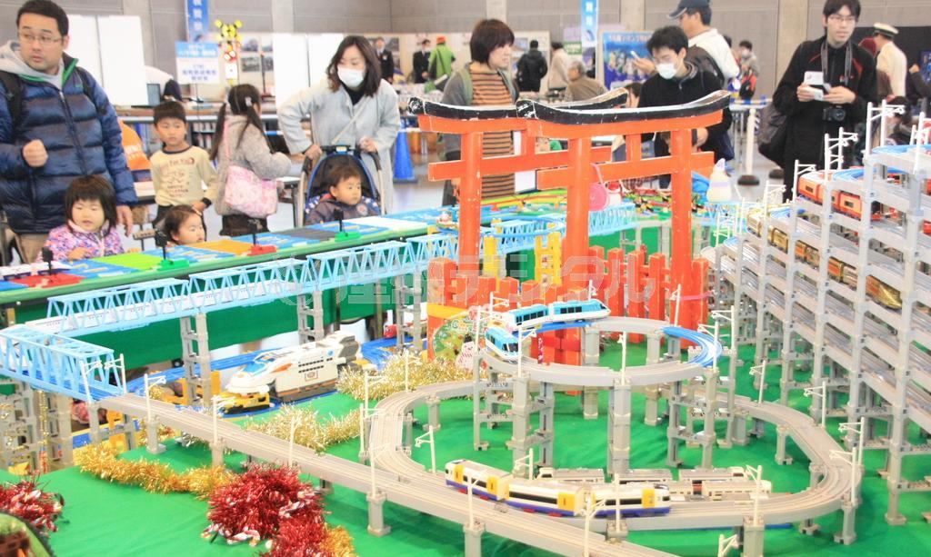 子供たちの人気を集めた「プラレール」の巨大な展示＝福井県敦賀市のきらめきみなと館