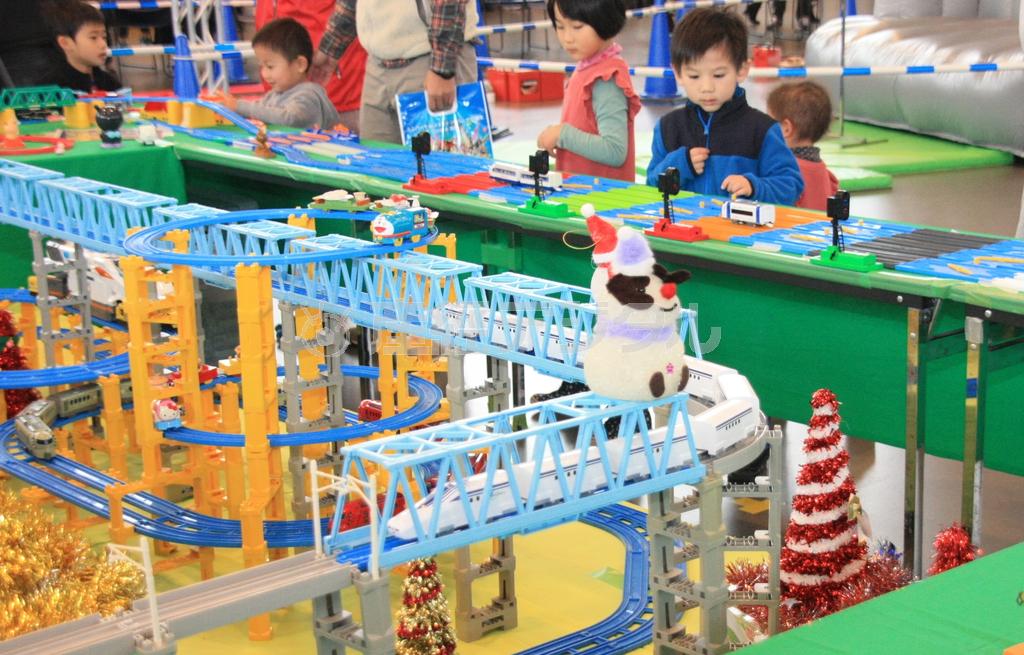 子供たちの人気を集めた「プラレール」の巨大な展示＝福井県敦賀市のきらめきみなと館