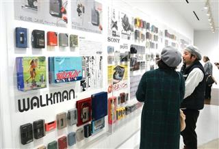 東京・銀座のソニービルで開かれている歴代商品の展示会=11月 東京・銀座のソニービルで開かれている歴代商品の展示会=11月