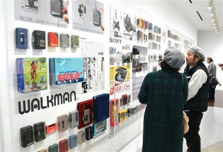 東京・銀座のソニービルで開かれている歴代商品の展示会＝１１月