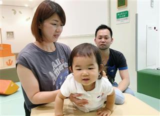 大型商業施設「ＭＡＲＫＩＳみなとみらい」のキッズスペースを利用する家族連れ＝６月、横浜市西区