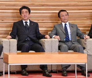 閣議で安倍晋三首相（左）と麻生太郎副総理兼財務相＝１３日午前、首相官邸（斎藤良雄撮影）