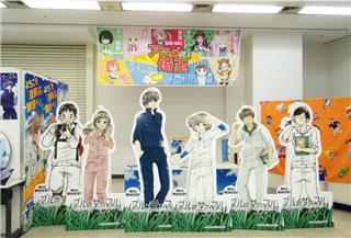 埼玉県熊谷市が舞台となった漫画「ブルーサーマル青凪大学体育会航空部」のパネルも登場