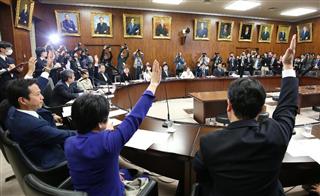 参院内閣委員会で可決されたカジノを含む統合型リゾート施設（ＩＲ）整備推進法案＝１３日午後、国会・参院第３１委員会室（福島範和撮影）