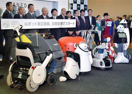 お披露目された案内や清掃をするロボット＝１４日午前、羽田空港