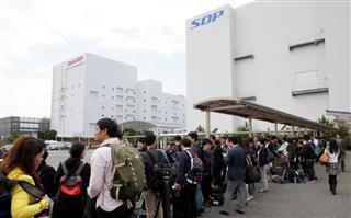 台湾の鴻海精密工業とシャープが共同運営する堺ディスプレイプロダクト＝４月、堺市堺区