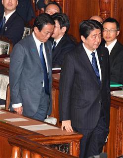 衆院本会議で、内閣不信任決議案が延会され起立する安倍晋三首相（右）と麻生太郎副総理兼財務相＝１４日午後、国会（斎藤良雄撮影）
