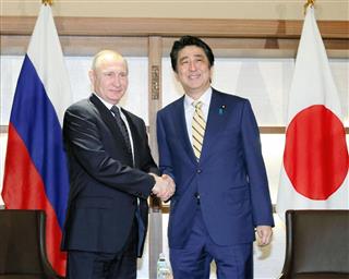 会談冒頭、ロシアのプーチン大統領(左)と握手を交わす安倍首相=15日午後、山口県長門市(代表撮影) 会談冒頭、ロシアのプーチン大統領(左)と握手を交わす安倍首相=15日午後、山口県長門市(代表撮影)