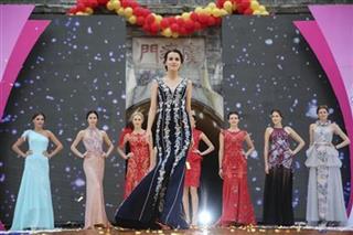 広東省潮州市で11月中旬に行われた中国服装デザイナー協会主催のウエディングドレスのファッションショー。華やかな色彩が印象的だ(中国新聞社) 広東省潮州市で11月中旬に行われた中国服装デザイナー協会主催のウエディングドレスのファッションショー。華やかな色彩が印象的だ(中国新聞社)