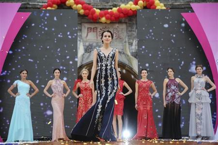 広東省潮州市で１１月中旬に行われた中国服装デザイナー協会主催のウエディングドレスのファッションショー。華やかな色彩が印象的だ（中国新聞社）