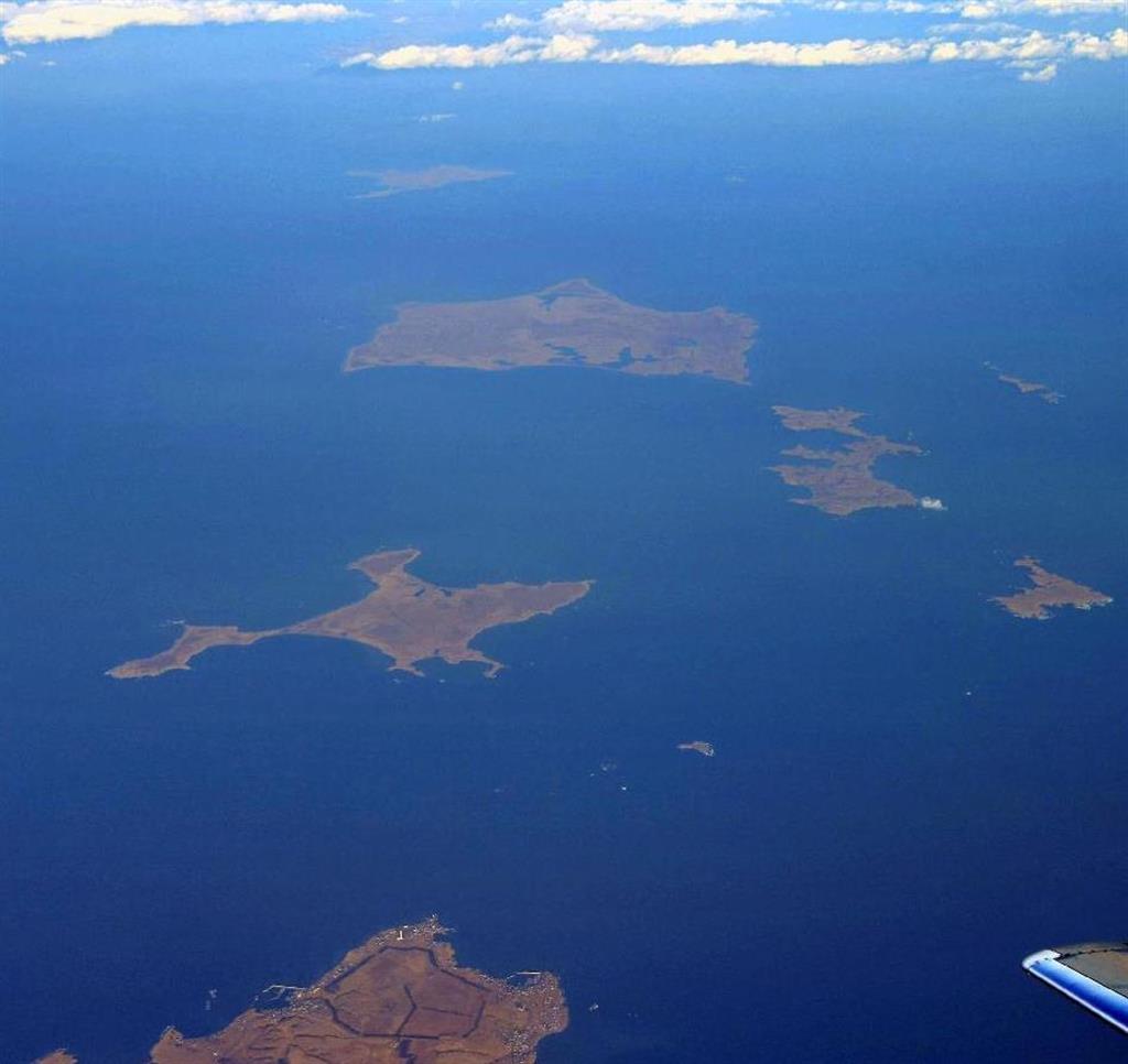 北海道・根室半島の納沙布岬（左下）沖に浮かぶ北方領土の歯舞群島。先にある色丹島は雲に遮られ肉眼では望めなかった＝３日、北海道根室市