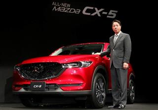 新型「ＣＸ－５」とともにフォトセッションに応じるマツダの小飼雅道社長＝１５日、東京都渋谷区
