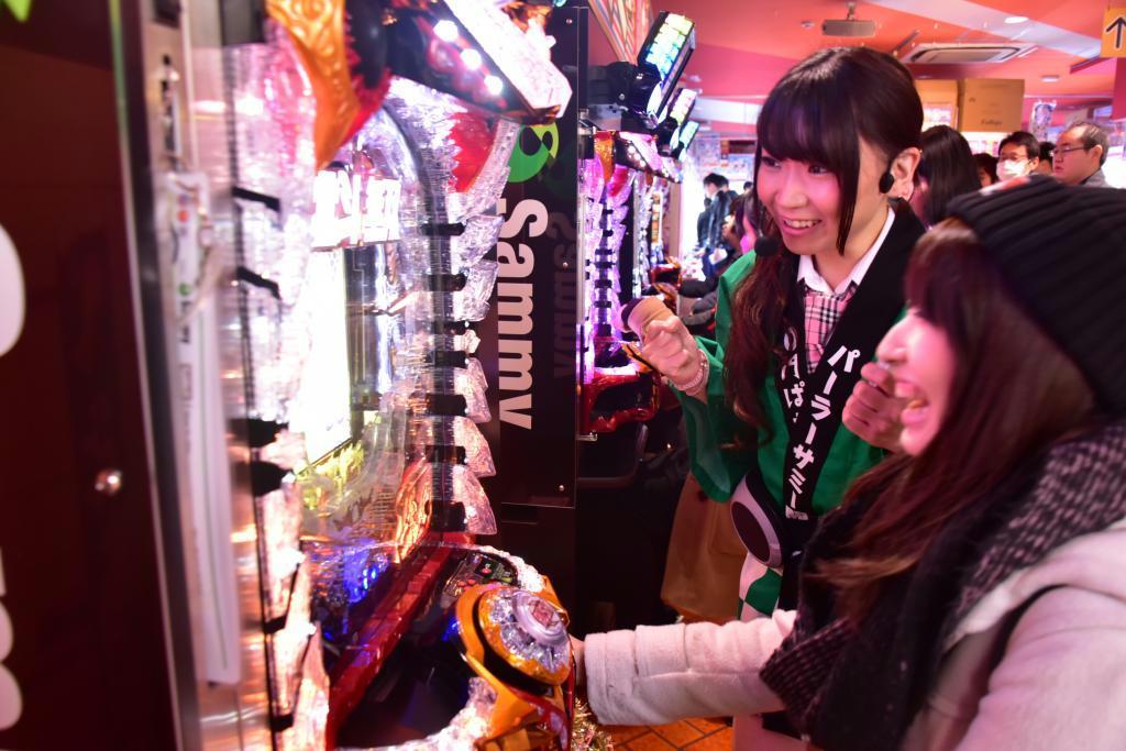 親しみやすさや手軽さは、一度体験してみるとよくわかる＝１１月２７日、東京・秋葉原