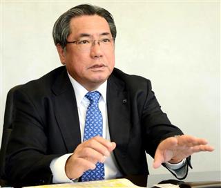 インタビューに答えるアサヒビールの平野伸一社長＝１５日、東京・吾妻橋のアサヒビール本社