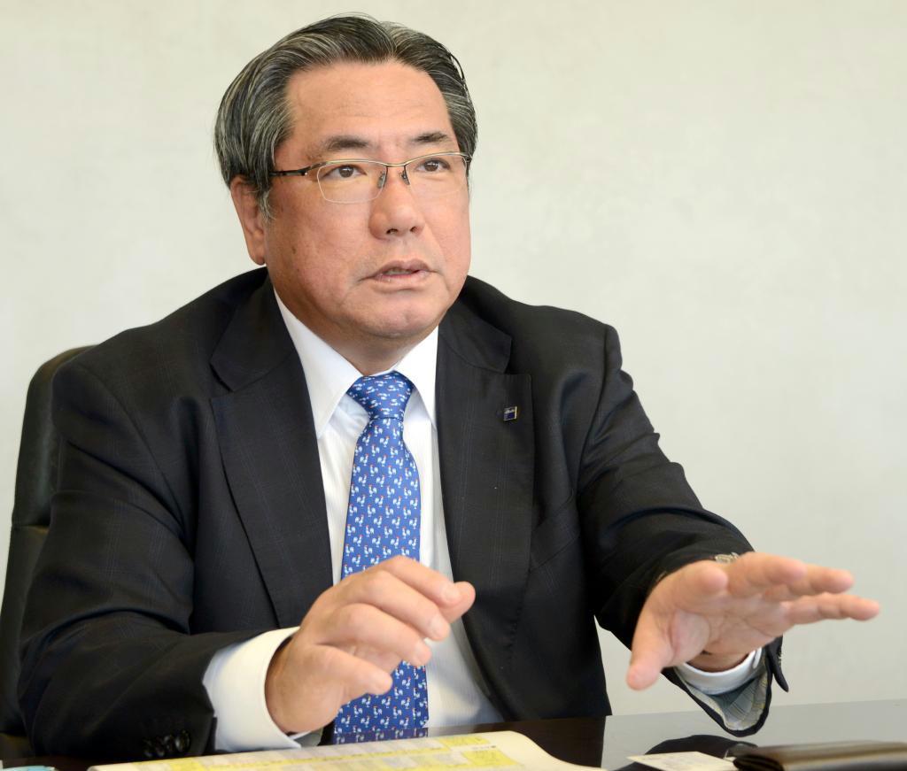 インタビューに答えるアサヒビールの平野伸一社長＝１５日、東京・吾妻橋のアサヒビール本社