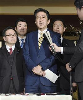 ロシアのプーチン大統領との会談を終え、記者の質問に答える安倍首相。左端は世耕ロシア経済分野協力相、同2人目は野上官房副長官、右奥は岸田外相=15日午後、山口県長門市 ロシアのプーチン大統領との会談を終え、記者の質問に答える安倍首相。左端は世耕ロシア経済分野協力相、同2人目は野上官房副長官、右奥は岸田外相=15日午後、山口県長門市