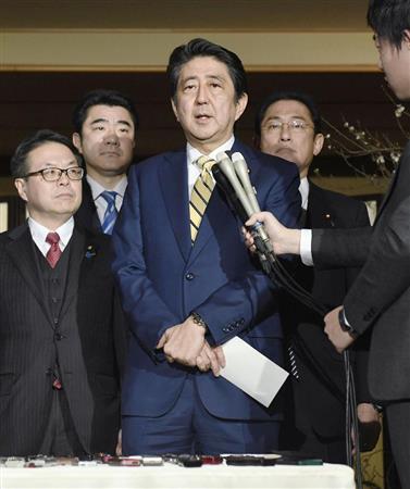 ロシアのプーチン大統領との会談を終え、記者の質問に答える安倍首相。左端は世耕ロシア経済分野協力相、同２人目は野上官房副長官、右奥は岸田外相＝１５日午後、山口県長門市