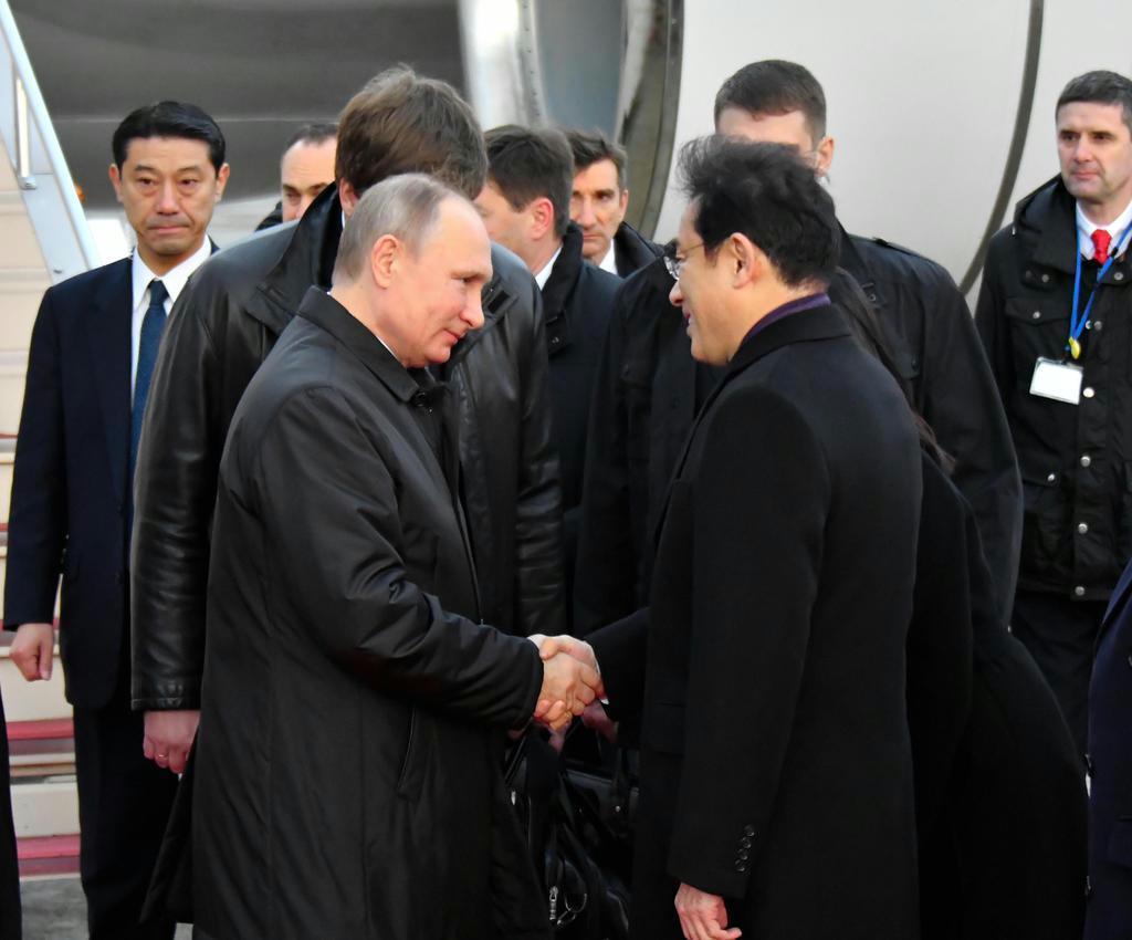 大統領特別機で山口宇部空港に降り立ち、岸田文雄外相（右）の出迎えを受けるロシアのプーチン大統領＝１５日午後、山口県宇部市（代表撮影）