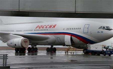 エンジントラブルのため4つのエンジン全てにカバーのかけられたロシアの大統領専用機=16日午後、山口宇部空港(大山文兄撮影)