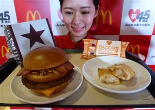 日本マクドナルドが日本進出45周年を記念して発売する「テキサスバーガー」(左)と「ベーコンポテトパイ」=28日、東京都新宿区 日本マクドナルドが日本進出45周年を記念して発売する「テキサスバーガー」(左)と「ベーコンポテトパイ」=28日、東京都新宿区