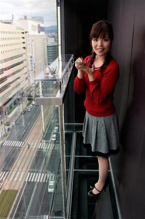 「おりづるの壁」に投入した折り鶴は落ちていくようすも見える。写真は筆者