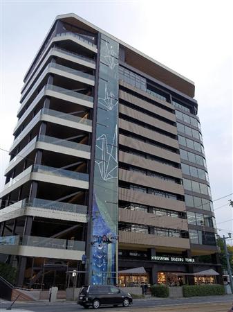 おりづるタワー。折り鶴が描かれている部分には多くの折り鶴が投入されている