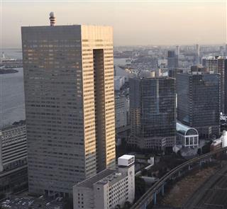 東芝本社ビル（手前）と、シャープの東京の事業拠点が入るビル（奥右）＝１８日午後、東京都港区