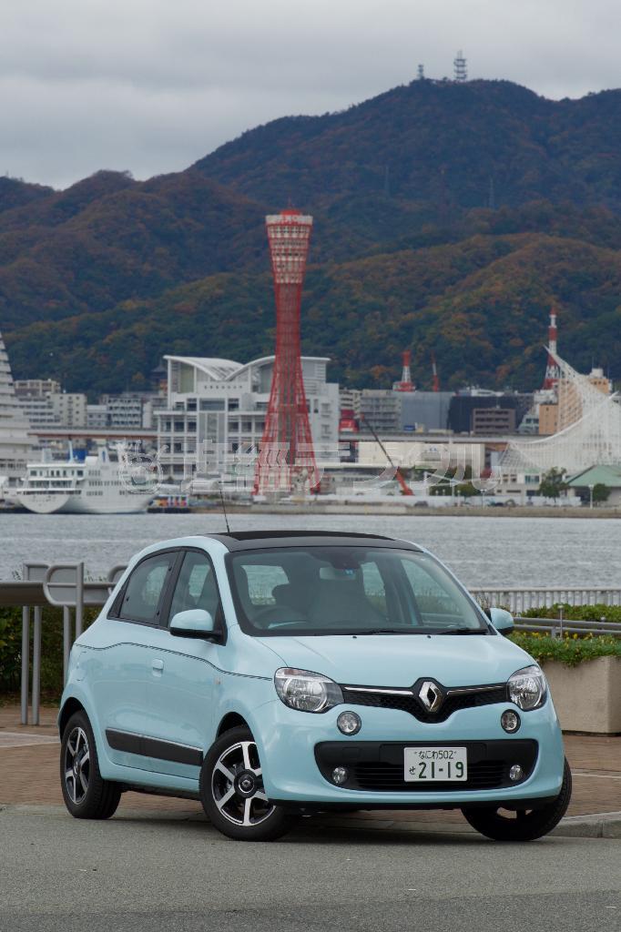 神戸ポートアイランドから、エッフェル塔…ならぬポートタワー、メリケンパークを臨む。ルノー・トゥインゴ