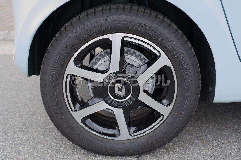 １８５／６０Ｒ１５にドラムブレーキの組み合わせ。ルノー・トゥインゴ