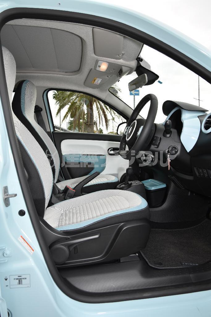 フロア・着座位置が高めで、開口部も広く乗り込みやすい前席。ルノー・トゥインゴ