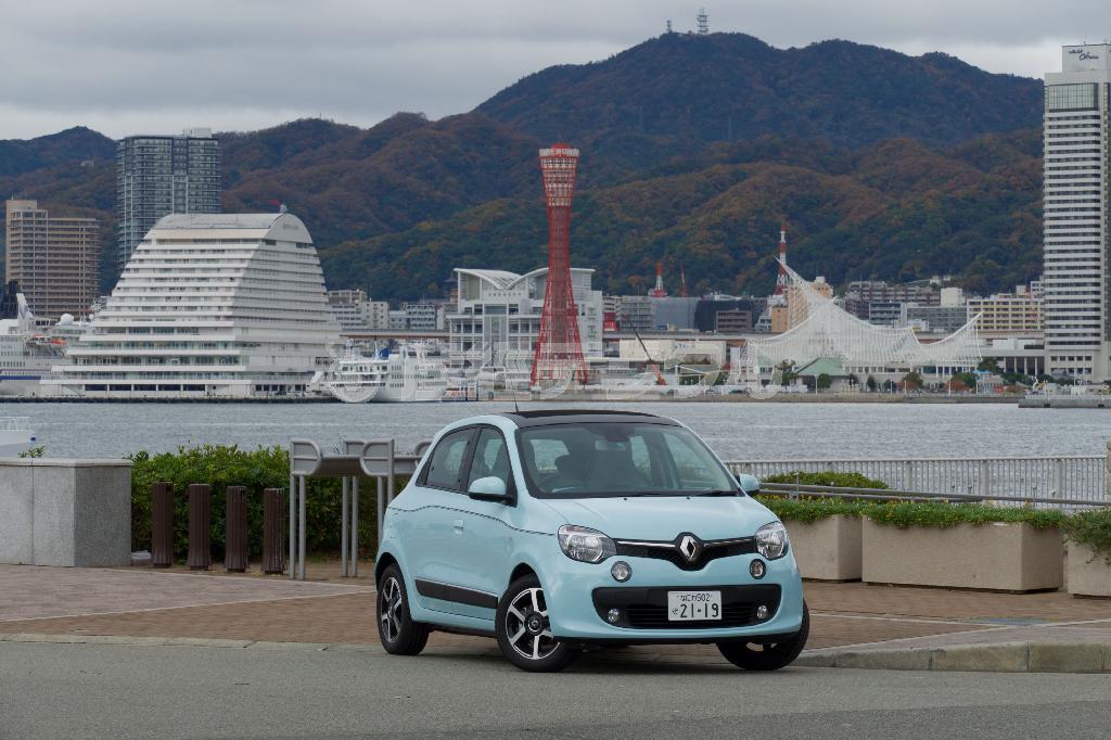 神戸ポートアイランドから、エッフェル塔…ならぬポートタワー、メリケンパークを臨む。ルノー・トゥインゴ