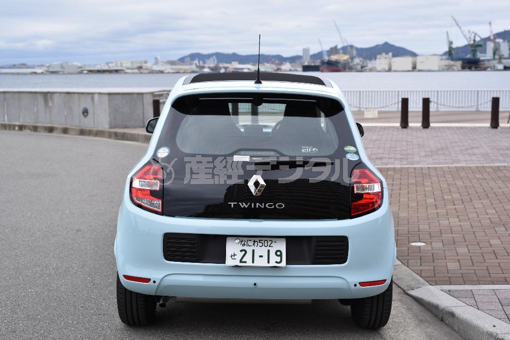 真後ろからの眺めは、往年の名車ルノー・５（サンク）を彷彿させる。ルノー・トゥインゴ