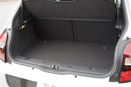荷室はまずまずの広さ。リアハッチが寝ていることもあり、高さ方向はやや厳しい。出っ張りがなく積み込みやすいのは美点。ルノー・トゥインゴ