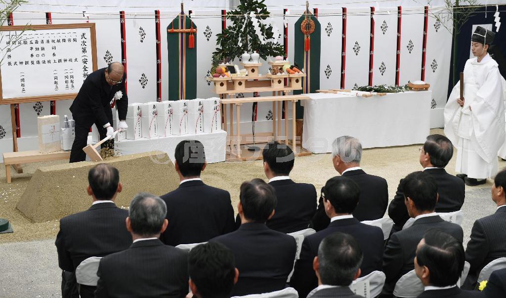 リニア中央新幹線の名古屋駅新設。工事の安全祈願・起工式で、くわ入れを行う山田佳臣ＪＲ東海会長（左）＝１９日、名古屋市