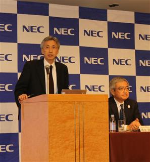 ＮＥＣが創薬事業に参入するため設立した「サイトリミック」の土肥俊社長（左）＝１９日、東京都千代田区（宇野貴文撮影）