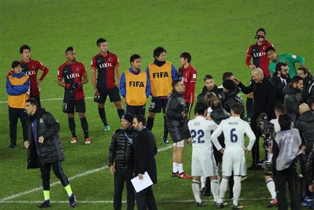 勝利を喜ぶレアルイレブンを見つめる鹿島イレブン＝１８日、横浜国際総合競技場（日産スタジアム）（撮影・吉澤良太）