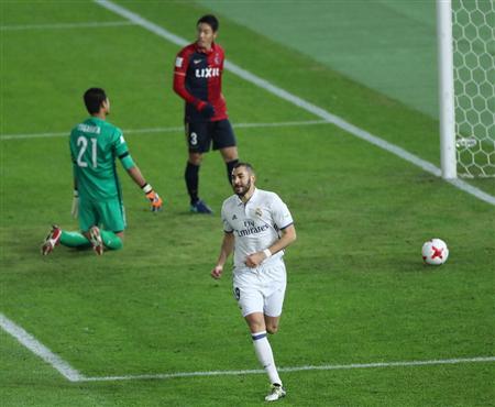 前半、先制ゴールを決めたレアルのカリム・ベンゼマ（下）＝１８日、横浜国際総合競技場（日産スタジアム）＝撮影・吉澤良太