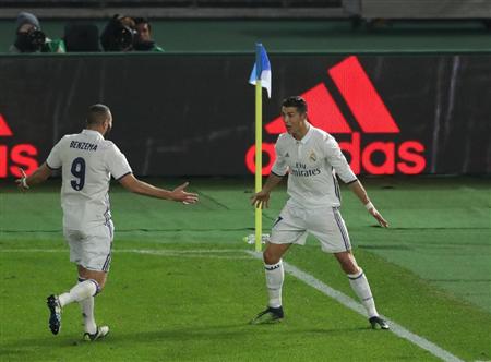 勝ち越しゴールを決めたレアルのクリスティアーノ・ロナルド（右）＝横浜国際総合競技場（撮影・吉澤良太）