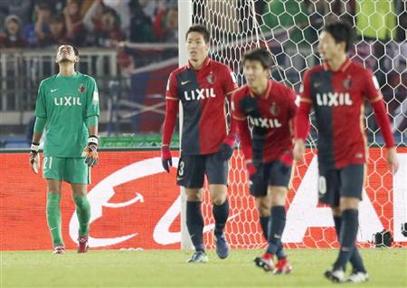 ４点目を失い悔しがる鹿島・ＧＫ曽ケ端（左端）ら＝日産スタジアム