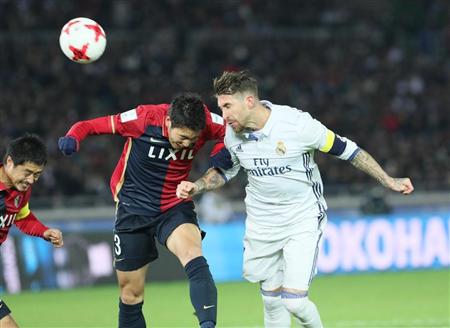 ヘディングシュートを放つレアル・マドリードのセルヒオ・ラモス（右）＝横浜国際総合競技場（撮影・中井誠）