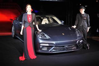 ポルシェジャパンが公開した４ドアセダン「パナメーラ」の新型車と女優の真矢ミキさん（左）、音楽家の高橋幸宏さん＝２０日、東京都渋谷区の恵比寿ガーデンプレイス
