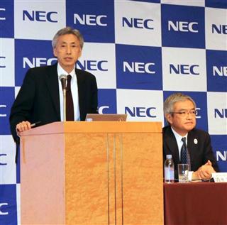 創薬事業について説明する「サイトリミック」の土肥俊社長（左）＝１９日、東京都千代田区