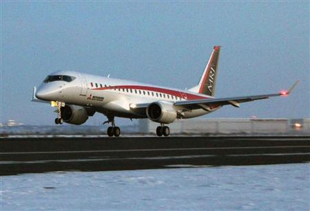 米西部ワシントン州のグラントカウンティ国際空港に着陸するＭＲＪの試験２号機＝１９日（三菱航空機提供）