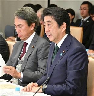 未来投資会議で挨拶する安倍晋三首相(右)=19日、首相官邸 未来投資会議で挨拶する安倍晋三首相(右)=19日、首相官邸