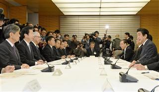 政府与党政策懇談会で発言する安倍首相(右端)=20日午前、首相官邸 政府与党政策懇談会で発言する安倍首相(右端)=20日午前、首相官邸