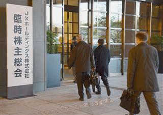 臨時株主総会に出席するＪＸホールディングスの株主ら＝２１日、東京都千代田区（撮影・高木克聡）